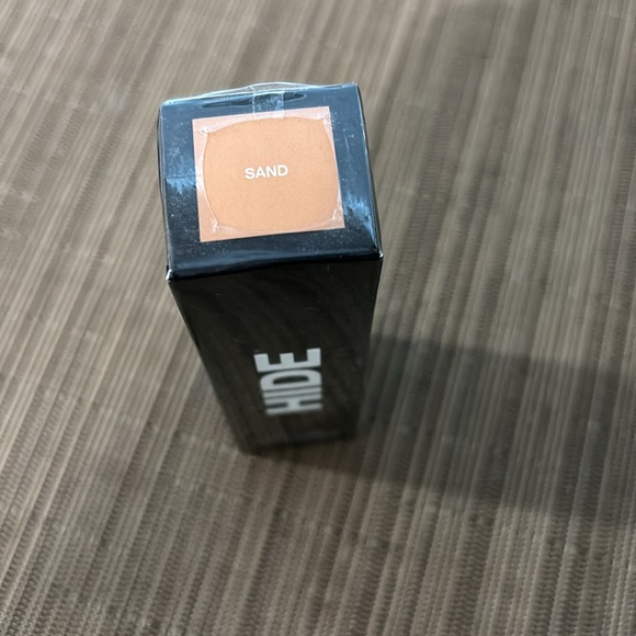 NIB HIDE full coverage concealer & Bundle of 6 other beauty items in MAC bag - Picture 2 of 7